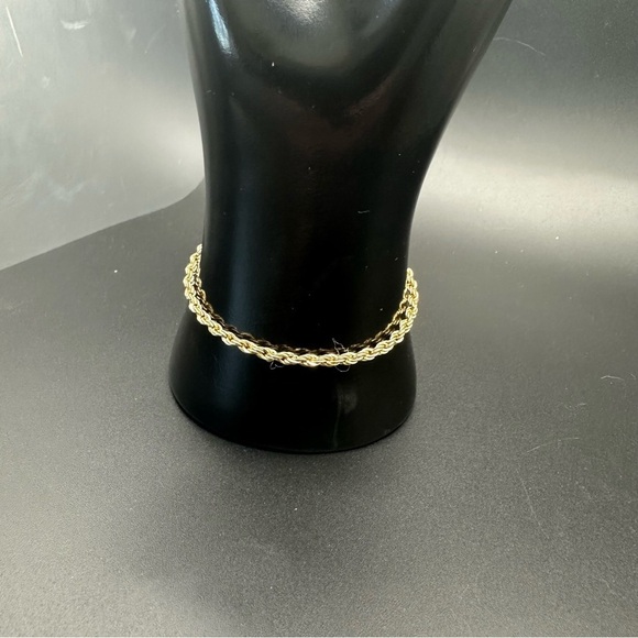 Luxurious Gold Tone Rope Chain Bracelet - Picture 3 of 9